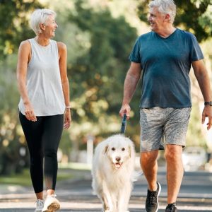 Multilac Familie geht mit Hund spazieren
